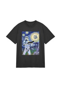 Camiseta de algodón negra con un gráfico impreso de un stormtrooper contra un fondo estrellado, con colores vibrantes y detalles intrincados.