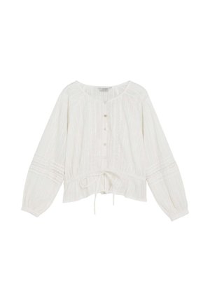 Blusa blanca de manga larga con escote redondo, botones delanteros, detalles de encaje, cintura con cordón ajustable y mangas ligeramente abullonadas.