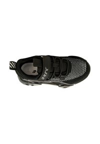 Scarpa sportiva nera con tomaia in mesh testurizzato nero e grigio, fascia nera con logo, suola imbottita e linguetta a strisce.