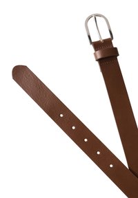 Ceinture en cuir marron avec une finition texturée, dotée d'une boucle en métal argenté, de cinq trous pour réglage et d'une extrémité effilée.