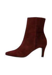 Burgundské semišové kotníkové boty s špičatou špičkou a štíhlým podpatkem, které mají hladkou texturu a minimalistický design.