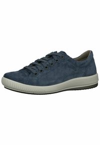 Sneaker in suede blu navy con punta arrotondata, design con lacci e suola in gomma grigia chiara. Presenta un tessuto testurizzato e dettagli di cucitura.