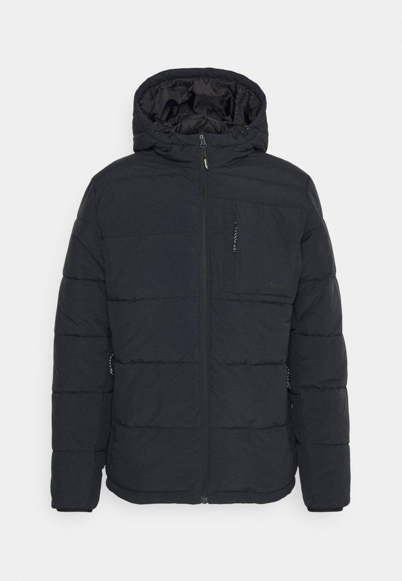 Giacca a vento nera con cappuccio, chiusura con zip e dettagli cuciti. Presenta una tasca sul petto e polsini elasticizzati. Finitura liscia e opaca.