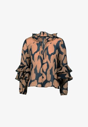 Blouse à manches volantes avec un col à volants, présentant un motif imprimé animal en beige et bleu foncé sur un tissu léger et texturé.