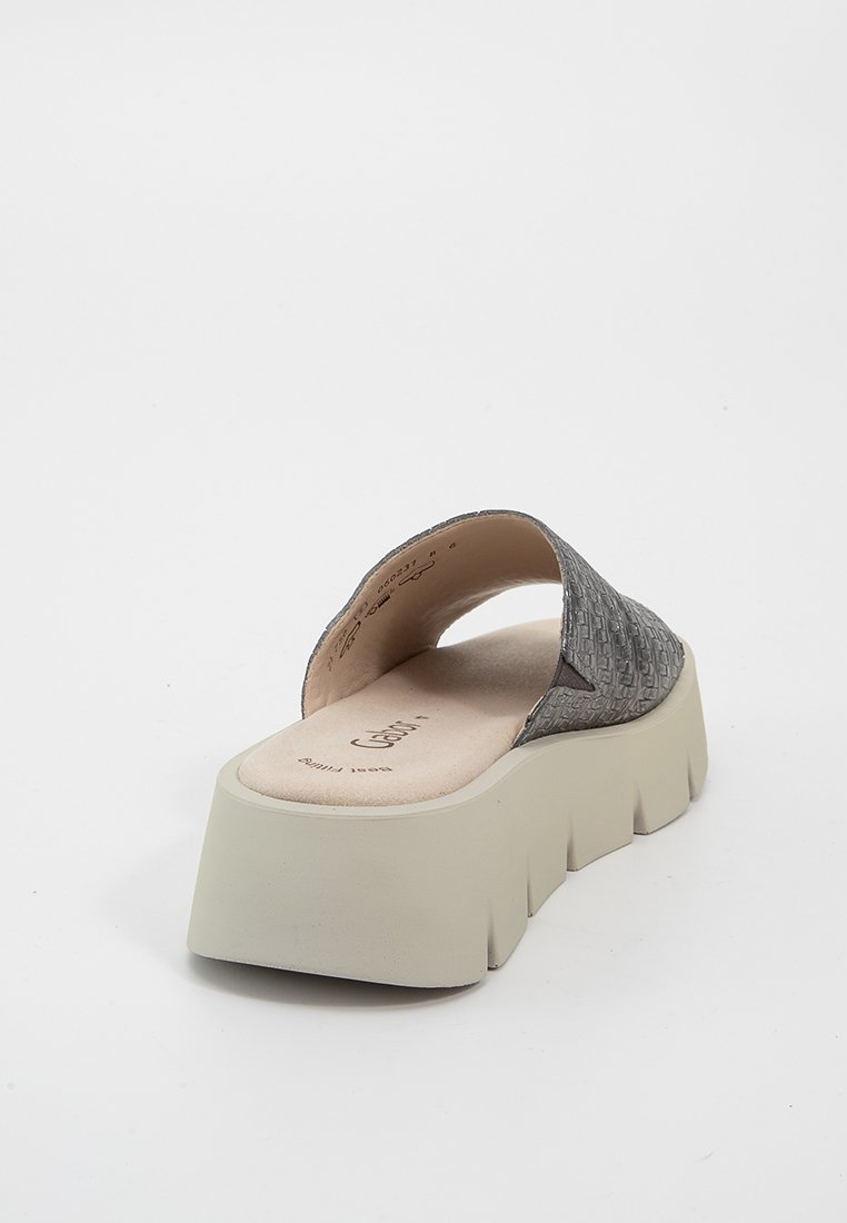 Grijs geweven textuur slide sandaal met een dikke, neutraal gekleurde platformzool. Ontwerp met open achterkant en een gladde inlegzool bevorderen het comfort.