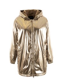 Glanzend metallic gouden hooded jack met een ritssluiting aan de voorkant, elastische manchetten, zijzakken en een bruine pluche voering aan de binnenkant van de capuchon.