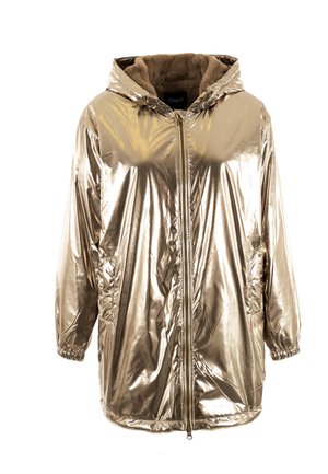 Chaqueta con capucha de metal brillante en color dorado, con cierre frontal, puños elásticos, bolsillos laterales y forro de felpa marrón en el interior de la capucha.