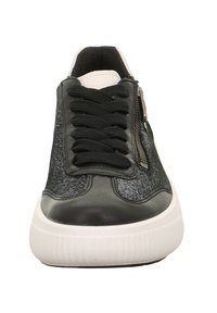 Schwarze Leder- und strukturiertes Obermaterial Sneaker mit seitlichem Reißverschluss, weißen Gummisohlen und schwarzen Schnürsenkeln.