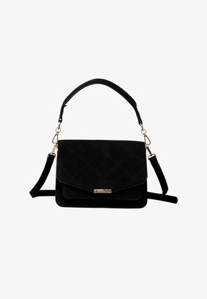 Sort quiltet håndtaske med en gylden spænde, topgreb og aftagelig skulderrem, vist mod en ensfarvet hvid baggrund.