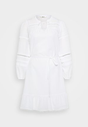 Valge puuvillane kleit, millel on ümmargune kaelus, sidumisdetail, pikad puhvampäised pitsaktsentidega ning flöödidest rippuv alus.