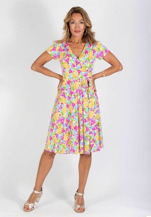 Kurzärmeliges Wickelkleid in leuchtenden geometrischen Mustern aus Pink, Gelb, Grün und Blau. Ausgestellter Rock, weicher Stoff und Taillengürtel.
