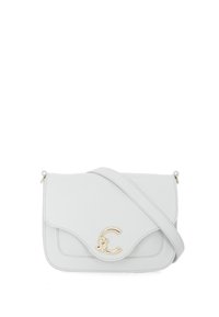 Borsa a tracolla bianca in pelle con pattina piegata e dettagli in metallo dorato, dotata di una chiusura a forma di C prominente e tracolla regolabile.