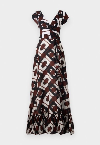 Vestido maxi de tela en marrón, blanco y negro con un audaz patrón geométrico. Escote en V, mangas cortas y un detalle de dobladillo con volantes.