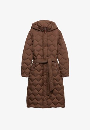 Hnědý prošívaný dlouhý kabát s kapucí, staženým pasem a kapsami na zip. Má kosočtverečnou prošívanou strukturu a hladkou texturu.