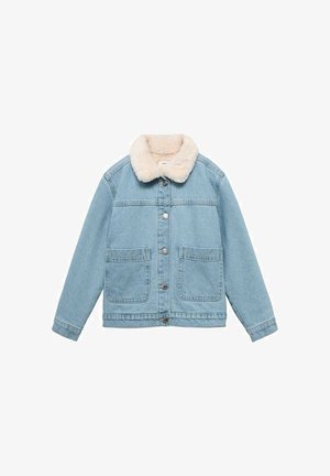 Giacca di jeans leggero blu con colletto in pelliccia ecologica di colore crema, chiusura frontale a bottoni e due grandi tasche frontali.