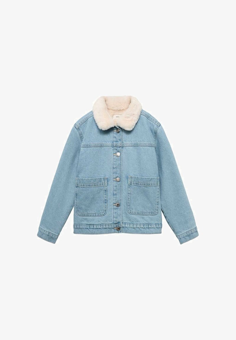 Svetlo modra jeans jakna s ovratnikom iz umetnega krzna krem barve, prednja zapnjača na gumbe in dva velika sprednja žepa.