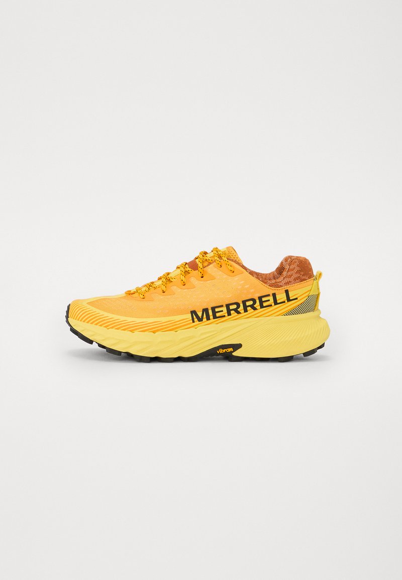 Geltoni bėgimo bateliai su juodu "MERRELL" prekės ženklu, tekstūriniu tinklo viršumi, ryškiais raišteliais ir paminkštintu, kreiviu padu su Vibram detalėmis.