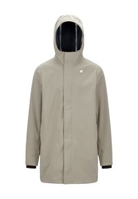 Giacca impermeabile beige con colletto alto, cappuccio regolabile e polsini elasticizzati; presenta un logo sul lato sinistro superiore.