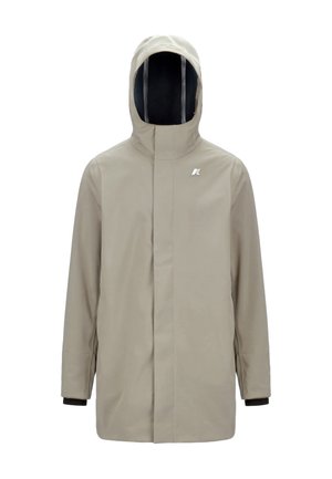 Beige waterdichte jas met een hoge kraag, verstelbare capuchon en elastische manchetten; heeft een logo op de bovenste linkerzijde.