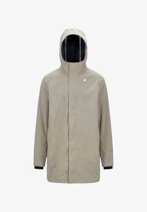 Bežna nepremočljiva jakna z visokim ovratnikom, nastavljivo kapuco in elastikami na zapestjih; na zgornji levi strani je logo.