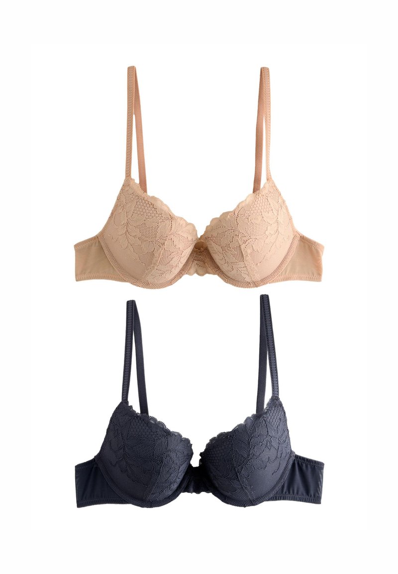 Deux soutiens-gorge exposés : un soutien-gorge en dentelle beige clair avec bretelles réglables et rembourrage en haut, et un soutien-gorge en dentelle bleu marine foncé en dessous, également avec bretelles réglables.