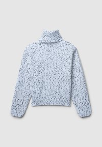 Pull en tricot bleu clair avec des tâches noires ; présente un col montant, une texture côtelée et des manches longues.