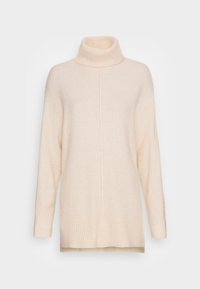 Krémový rolák vyrobený z jemného pleteného materiálu; má ribovaný límec a lem, s uvolněným střihem a spadlými švy na ramenou.