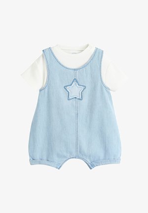 Rompers en denim bleu clair avec un col rond et des manches courtes. Présente un détail d'étoile brodé sur le devant et les ouvertures des jambes.
