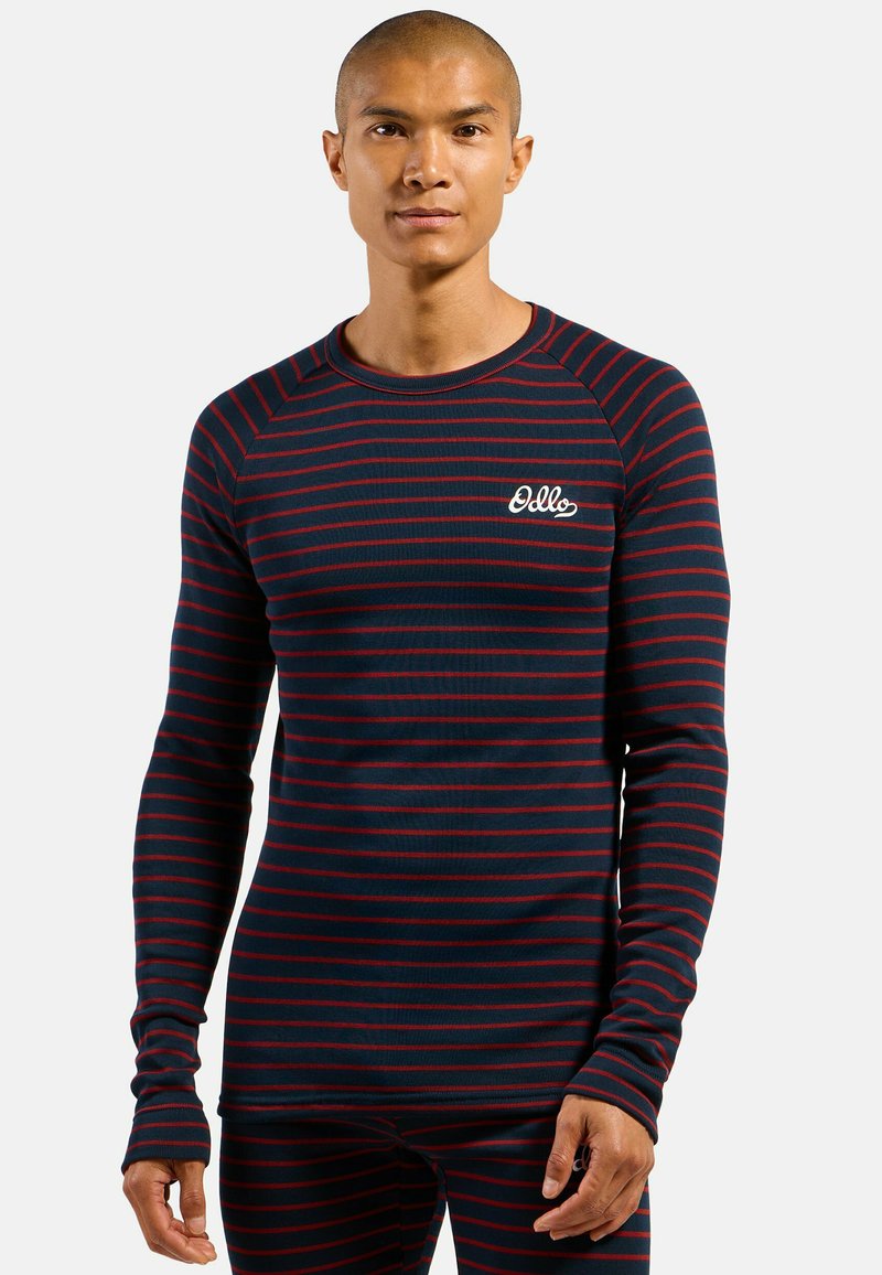 Langärmliges Hemd in Marineblau und roten Streifen. Hergestellt aus weichem Stoff mit einem runden Halsausschnitt und einem kleinen weißen Logo auf der Brust.