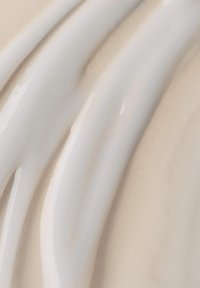 Glanzend wit keramiek met gladde, vloeiende lijnen en een zachte beige achtergrond, met subtiele textuurvariaties en zachte gradiënten.