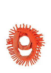 Écharpe orange avec des bords frangés, présentant un motif de tricot texturé. Le design est circulaire, avec un mélange de teintes unies et mélangées.