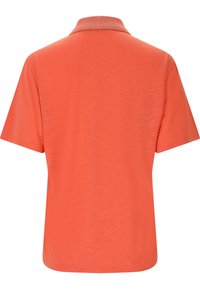 Kortärmad polo i strukturerad koralltyg, med en ribbad krage och en avslappnad passform, utan mönster eller utsmyckningar.