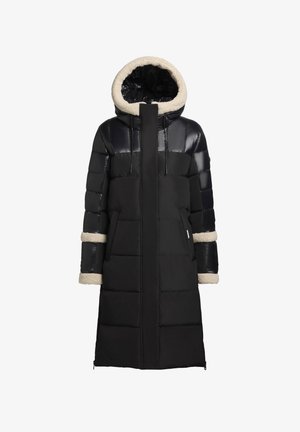 Lång svart puffjacka med en glänsande, quiltad överdel och texturerad, krämfärgad fuskpäls runt huvan och ärmarna.