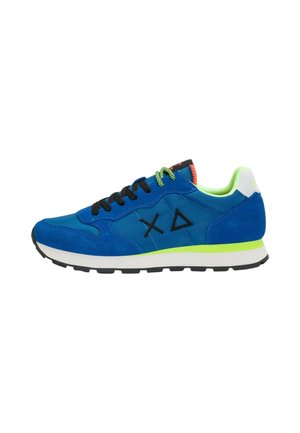 Scarpa da ginnastica blu con lacci neri e verde neon, suola nera, intersuola bianca con striscia verde neon e loghi geometrici neri sul lato.