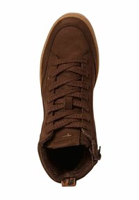 Zapatilla de deporte de caña alta en cuero marrón con superficie texturizada, cordones y cremallera lateral. Cuenta con una suela de goma y acentos cosidos.