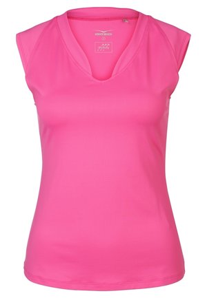 Kobieta idąca ubrana w różowy top bez rękawów, czarne krótkie legginsy i czarne buty do biegania z fioletowymi akcentami na jednolitym tle.