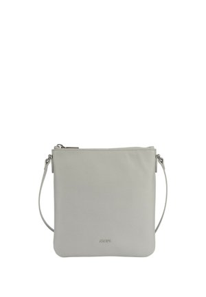 Borsa a tracolla in pelle grigio chiaro con una superficie liscia, chiusura con zip e una fascia sottile e regolabile. Presenta un design minimalista.