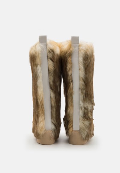 Botas de pelo sintético com uma mistura de tons de castanho e marrom, apresentando painéis lisos de cor clara e uma sola bege. Aparência texturizada e suave.