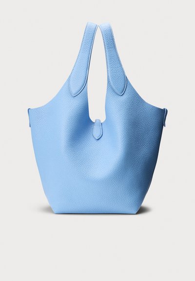 Modrá kožená taška přes rameno s texturovaným povrchem, hladkými lemováními a dvěma pevnými uchy, disponující jedinečným zaobleným tvarem a měkkou siluetou.