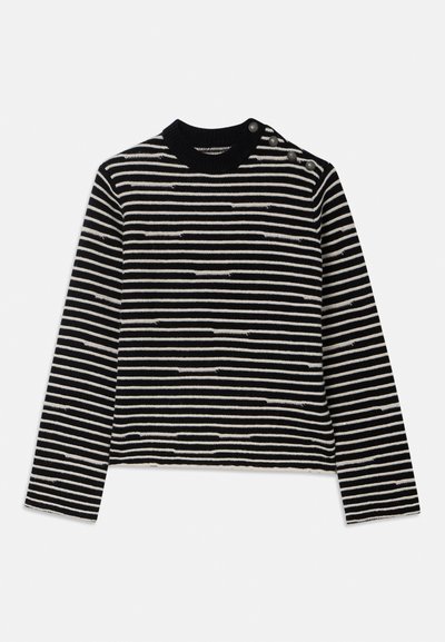 Maglione a righe bianche e nere con scollatura a costine, maniche lunghe e dettagli decorativi con bottoni sulla spalla. Texture a maglia.