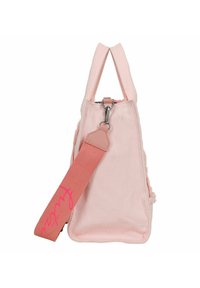 Borsa a mano in tessuto rosa dalla forma triangolare, con un'esterno testurizzato e una tracolla regolabile rosa a contrasto con dettagli del logo.