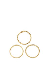 Tres anillos de oro dispuestos en formación triangular: uno liso, uno texturizado con bultos y uno con pequeños acentos esféricos.