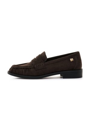 Mocassin en daim marron foncé avec un petit talon noir, couture mocassin et un petit accent doré sur le côté.