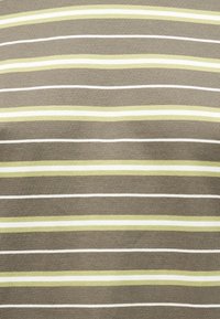 Οριζόντιες ρίγες σε υποτονικό πράσινο, μπεζ και λευκό σε υφασμάτινη, υφή επιφάνεια.