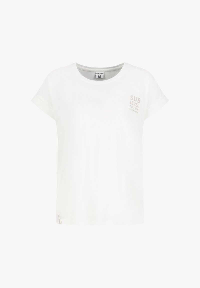 Weißes Baumwoll-T-Shirt mit kurzen Ärmeln, rundem Halsausschnitt und aufgedrucktem Text "SUB LEVEL" in hellrosa auf der oberen linken Seite.