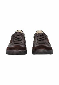 Une paire de baskets en cuir et en daim marron foncé avec des lacets noirs et des zips sur les côtés, photographiée de face sur un fond blanc.