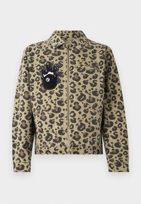 Μπουφάν με λεοπάρ μοτίβο σε καφέ και μαύρο χρώμα. Διαθέτει φερμουάρ, δύο μπροστινές τσέπες και ένα μοτίβο σε σχήμα φλόγας με λεπτομέρεια ματιού στο στήθος.