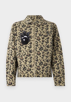 Μπουφάν με λεοπάρ μοτίβο σε καφέ και μαύρο χρώμα. Διαθέτει φερμουάρ, δύο μπροστινές τσέπες και ένα μοτίβο σε σχήμα φλόγας με λεπτομέρεια ματιού στο στήθος.