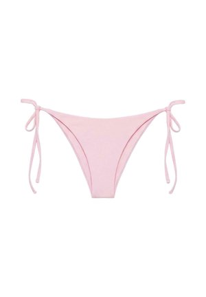 Lichtroze bikinibroekje met zijstrikjes, minimale bedekking en een gladde stof, weergegeven op een witte achtergrond.