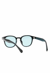 Occhiali da sole in plastica nera con montatura tondeggiante e lenti azzurro chiaro. Le astine hanno una finitura liscia con dettagli sottili.
